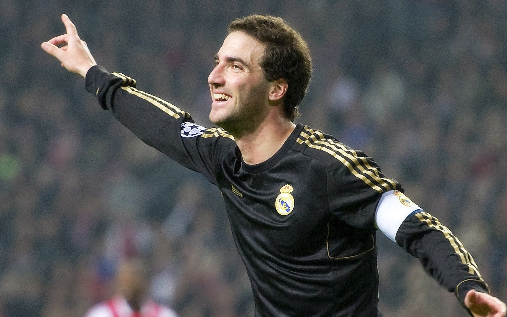 爱游戏ayx-麦基翁带领接力队强势回归，麦基翁采访视频